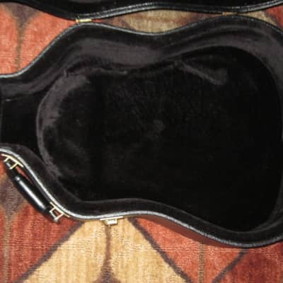 lightly used genuine Gibson Dreadnought Hardshell Case from 2017 - Black Tolex Exterior, Wood Construction, Black Plush Padded Interior, Gold Colored Hardware, lid has Gibson Acoustic Logo, fits square or round shoulder dreadnought (NO guitar included) image 11