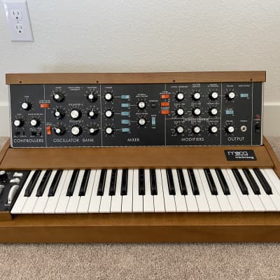 Moog Minimoog Model D Reissue 44-Key Monophonic Synthesizer (2016) 2016 - 2017 - Black / Wood