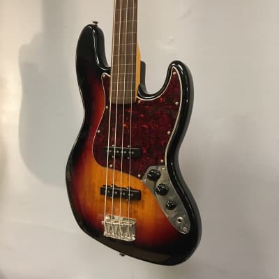 Squier Classic Vibe ‘60s Jazz Bass Fretless 3 Tone Sunburst Refurb image 3