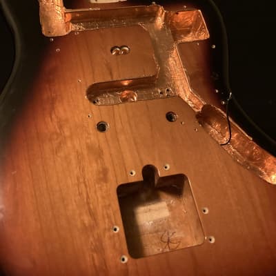 Fender Jaguar 2023 - Sunburst Vintera body image 2