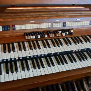 Hammond 935 Classic Church Organ Medium Brown Oak image 3