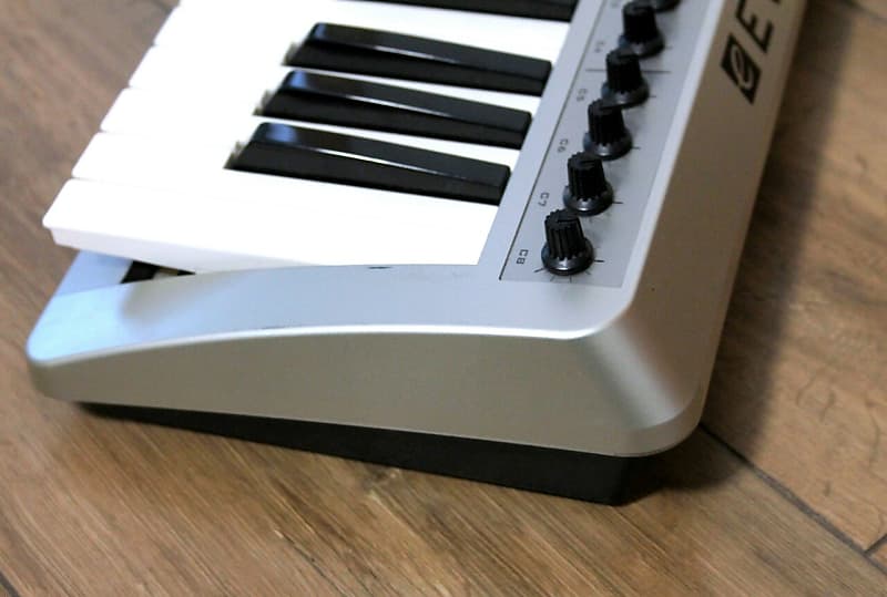 Evolution MK-425C MIDI controller | Reverb