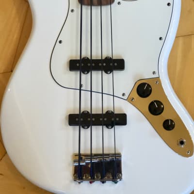UNPLAYED- 2020/21 Fender Player Fretless Jazz Bass Guitar- Polar White with Pau Ferro Fingerboard image 4