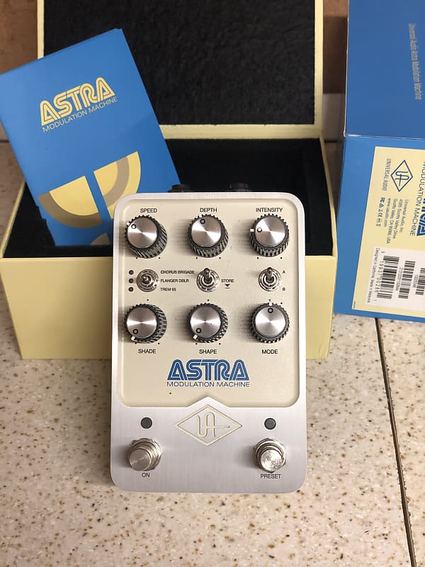 Universal Audio Astra Modulation Machine 2021 - Present - White