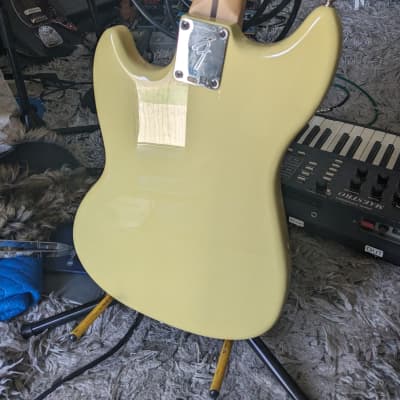 Fender PJ Mustang - FRETLESS - Custom paint job image 8
