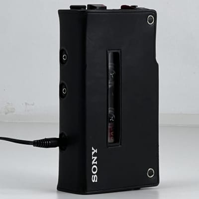 Sony  WM-D6C Professional Walkman - Including Leather Protective Case, Carrying Strap, DC Supply & Manual image 8