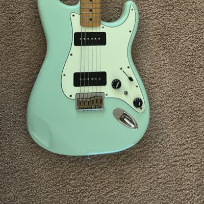 FENDER  Noventa Stratocaster ストラトキャスター Fender Noventa Stratocaster, Pau Ferro Fingerboard, Crimson