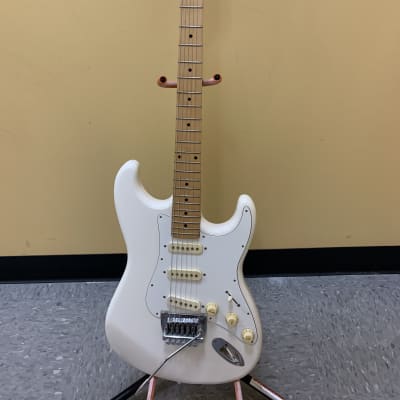 Used Applause Stratocaster White image 2