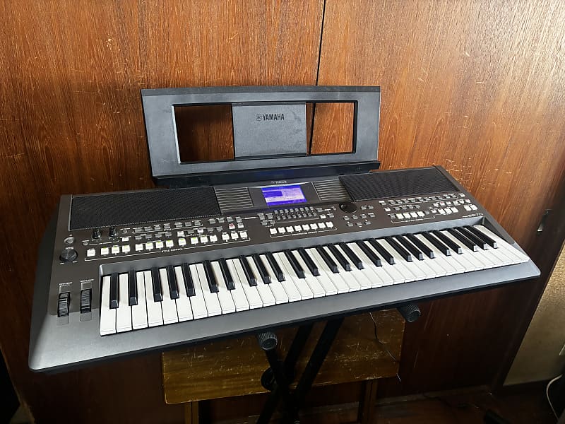 Yamaha PSR-S670 61-key Arranger Workstation w/ bag | Reverb