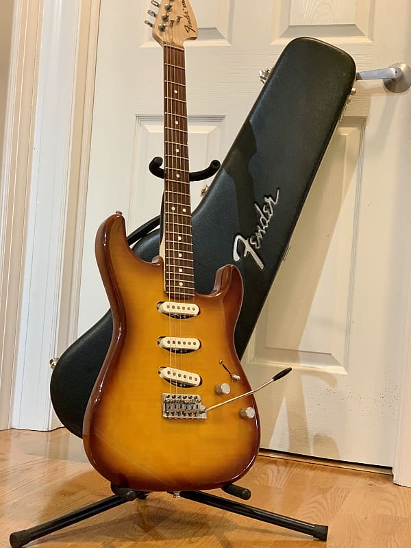 2008 Fender Highway One Stratocaster - *RARE PICKGUARDLESS