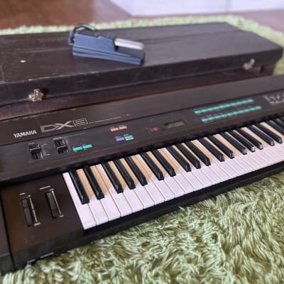Yamaha DX9 keyboard Synthesizer with original Yamaha Case and sustain pedal