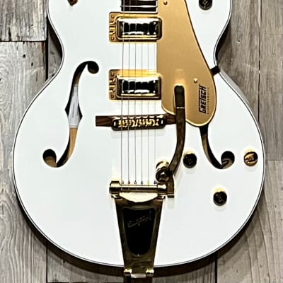 2023 Gretsch G5422TG  Electromatic Double Cutaway Hollow Body with Bigsby, Gold Hardware , Snow Crest White image 3