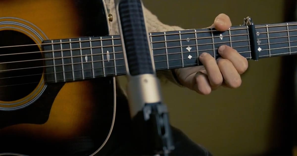 How to Capo a Fret on an Acoustic Guitar: 12 Steps (with Pictures)