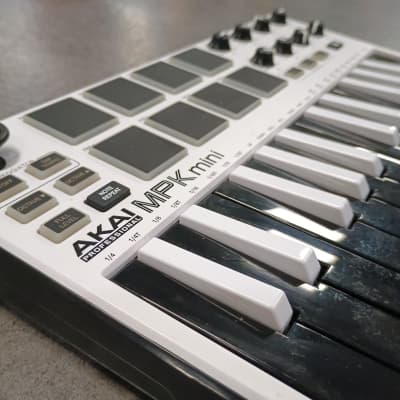 Akai MPK Mini MKII 25-Key MIDI Controller 2014 - Present - White with Black Keys