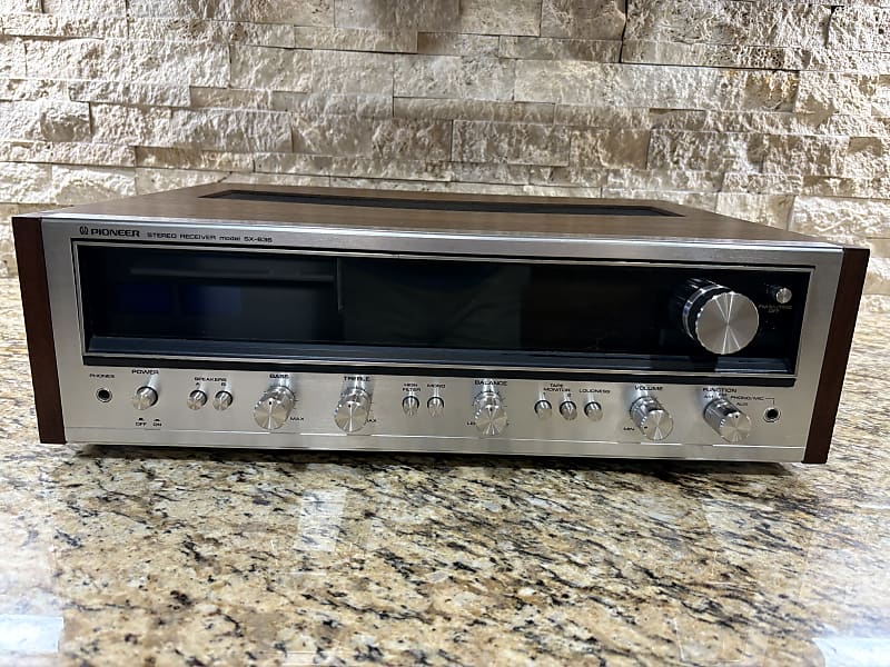 Exceptional Pioneer SX-636 Stereo Receiver  			