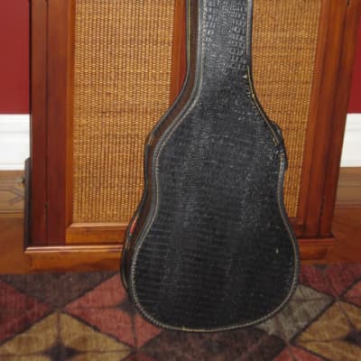 used vintage Madeira Dreadnought Chipboard Case, 1975 - 1978 (possibly from 1974) - Black Extreior / Red Interior [there is NO graphic / NO logo / NO brand name on the case] (guitar NOT included) image 2