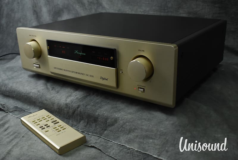 Accuphase DC-300 Digital precision stereo preamplifier w/ AI-U1 Analog  Inputs