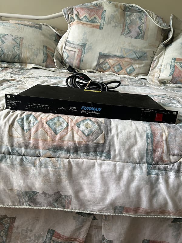 Furman AR-1215 8 Outlet Voltage Regulator/Power Conditioner image 1