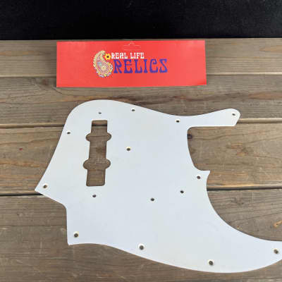 Real Life Relics Aged Jazz Bass® Pickguard White 1 Ply thin