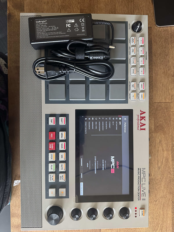 mihiro.D.mihiro 　AKAI MPC Live II MPC Live II with Built-In Monitors | Akai Pro