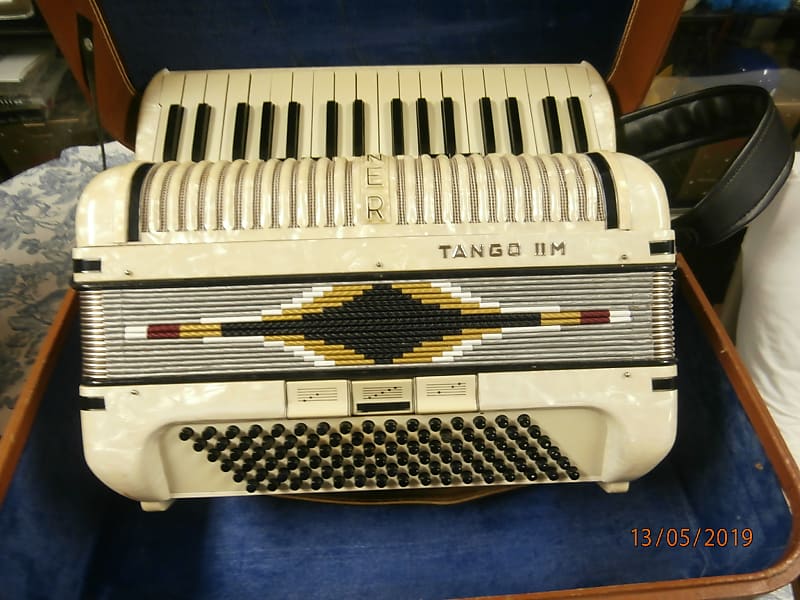 BEAUTIFUL RARE 1940s HOHNER TANGO II M 96 BASS Accordion made in