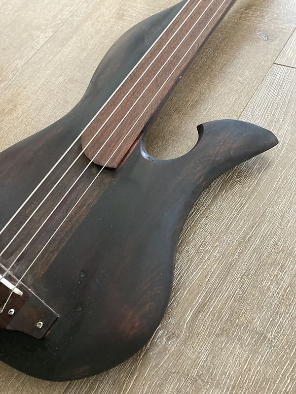 Wishbass Lobe Walnut fretless bass