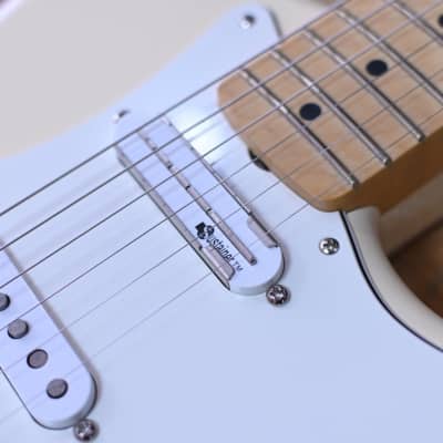 Fender EOB Stratocaster, Olympic White, Maple - Includes deluxe Gig Bag B Stock image 9