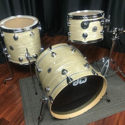 DW Drums Collector's Series Drum Workshop Pure Maple 333 Creme Oyster 3pc kit image 3