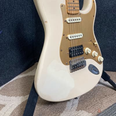 Fender "Squier Series" Standard Stratocaster with Maple Fretboard 1992 - 1996 Arctic White image 2