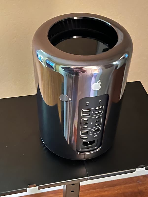 Apple Mac Pro (late 2013) 3.7 GHz Quad-Core Intel Xeon E5 16GB RAM