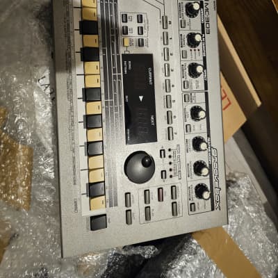 Roland MC-303 Groovebox 1990 - 1998 - Silver