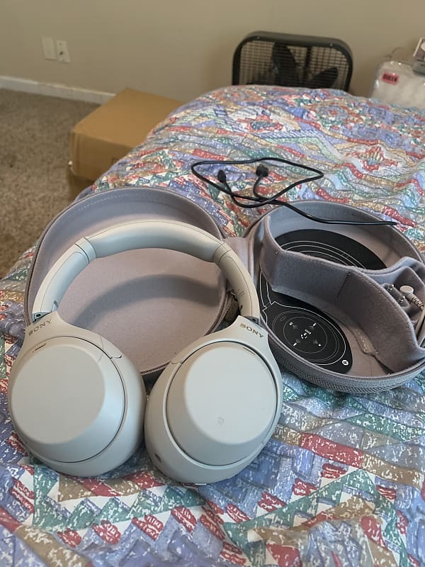 Sony WH-1000XM4 noise cancelling headphones 2019 Silver