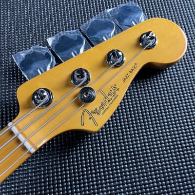 Fender American Professional II Jazz Bass, Maple- 3-Color Sunburst (US23117647) image 9