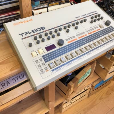 Roland TR-909 Rhythm Composer 1983 - 1985 - White