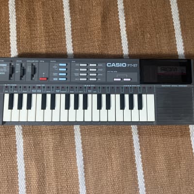 Casio PT-87 32-Key Mini Synthesizer w/ Manual, ROM card, Original Box