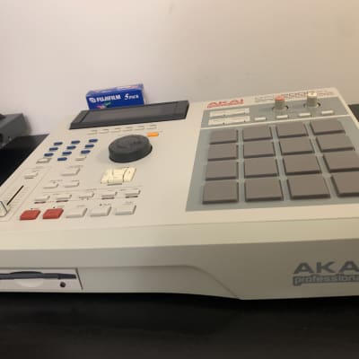 Akai MPC2000XL MIDI Production Center 2000 - 2005 - Grey image 1