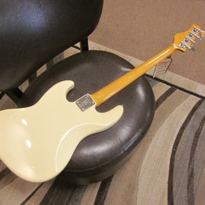 Tagima Woodstock 73 electric bass in  vintage white image 7