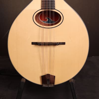 Eastman PCH-M104 natural finished A-Style Oval-Hole Mandolin solid spruce top with gigbag image 2