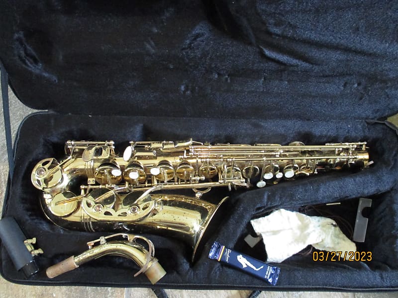 Alto saxophone. with case and mouthpiece | Reverb