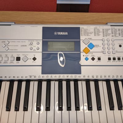 ヤマハＰSRＥ323 Yamaha PSR-E323 Keyboard, Silver, 61 Keys and adapter 05362
