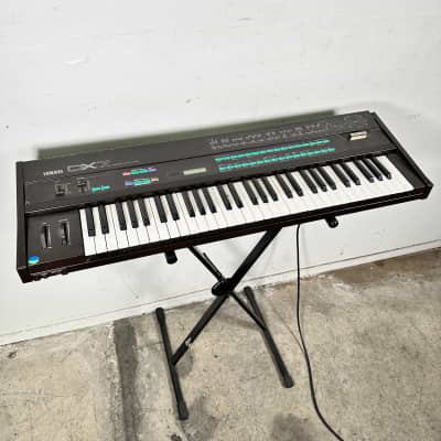 Yamaha DX7 Digital Programmable Algorithm Synthesizer Keyboard w/ Cartridge