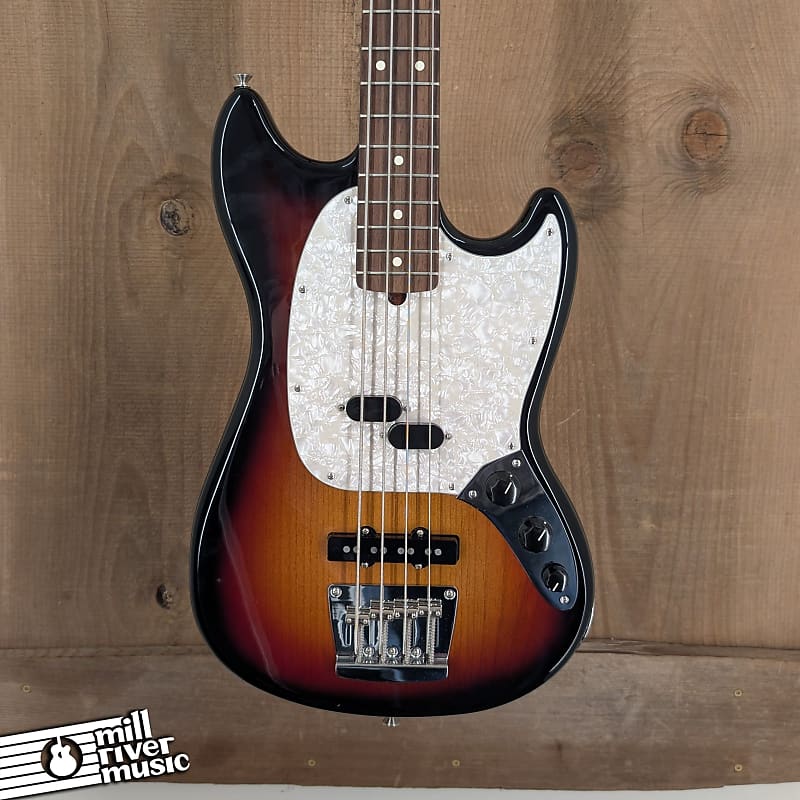 Fender American Performer Mustang Bass – 3-Color Sunburst – w/ Gig Bag
