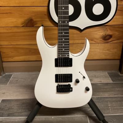 Ibanez Gio Electric Guitar - White image 2