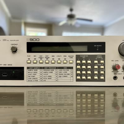 Akai S900 MIDI Digital Sampler 1986 - White