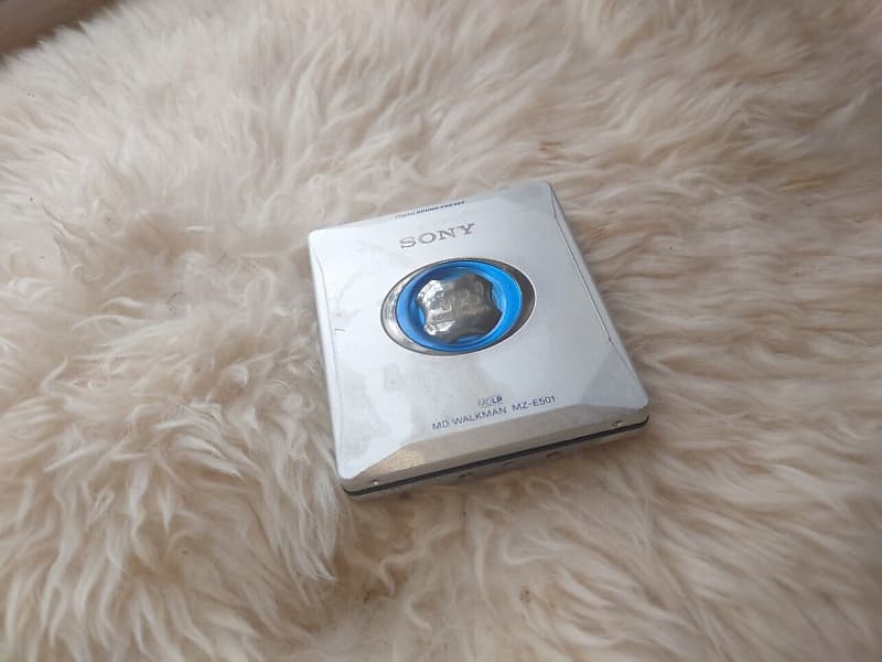 Sony MiniDisc Walkman PLAYER MZ-E501 rough but working- unit only