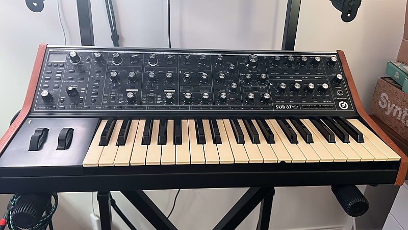 Moog SUB 37 Tribute 限定生産 アナログシンセサイザー Moog Sub 37 Tribute Edition Analog Synthesizer Reviews | Sweetwater