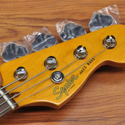 Squier  Classic Vibe 60's Jazz Bass Fretless 3 Tone Sunburst image 13