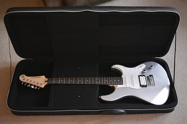 Yamaha Pacifica 112V w Case