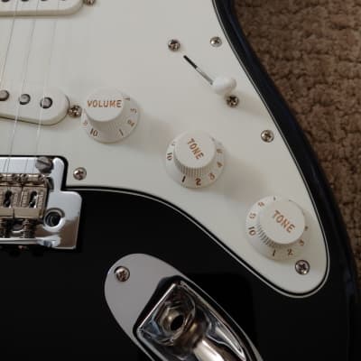 Fender Stratocaster (MIM) Black With White Pickguard Player Series image 4