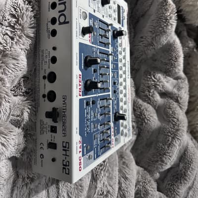 Roland SH-32 Desktop Synthesizer Module 2002 - 2004 - White image 3